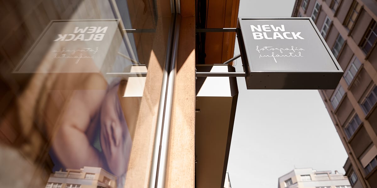fotografía de la fachada del estudio de fotos de bebé y niños newblack ubicado en A Coruña